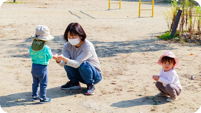 園庭で子どもたちが外遊びをしている様子