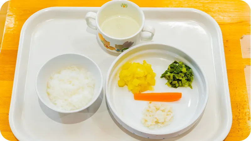 離乳食の食事が並んだ給食トレー