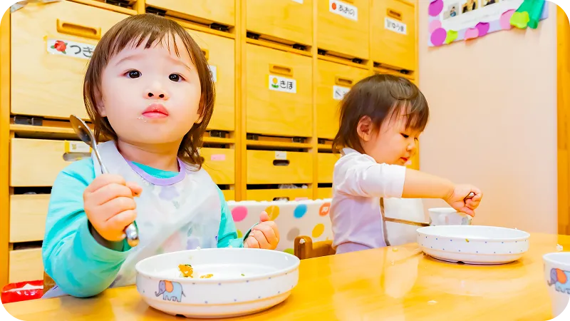 乳児が給食を食べている様子