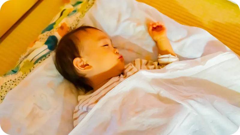 乳児がお昼寝している様子