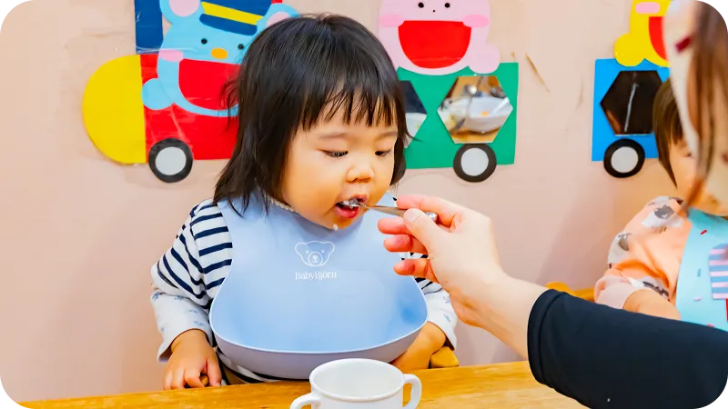 おやつを食べている乳児の様子