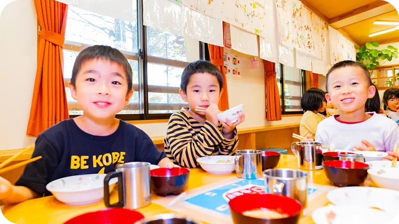 幼児たちが給食を食べている様子