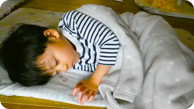 幼児のお昼寝用布団が並んでいる保育室の様子