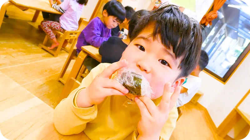 幼児たちがおやつを楽しんでいる様子