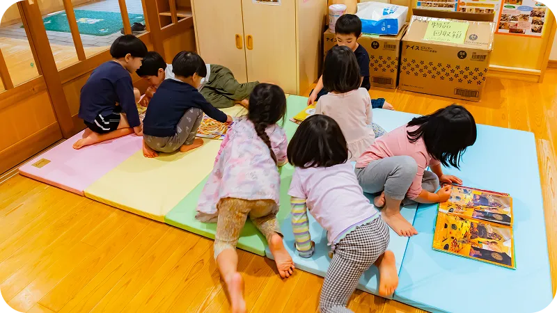 延長保育で遊ぶ幼児たちの様子