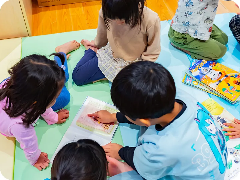園児たちが絵本を読んでいる様子