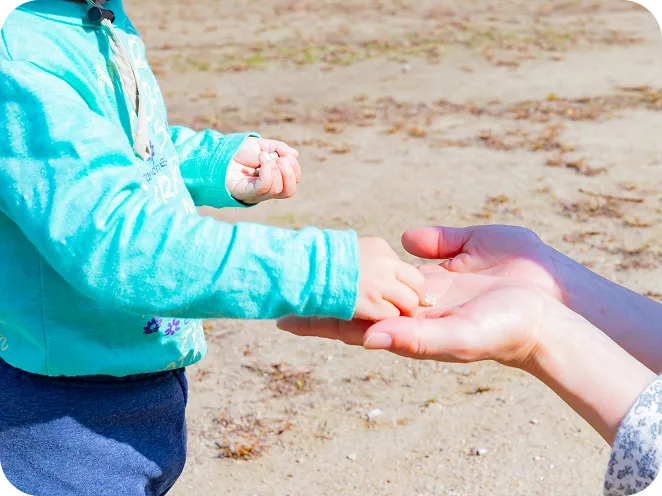 手をつないで寄り添う大人と子どもの様子