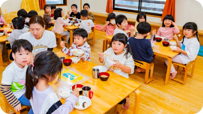 調理室で職員が調理作業をしている様子