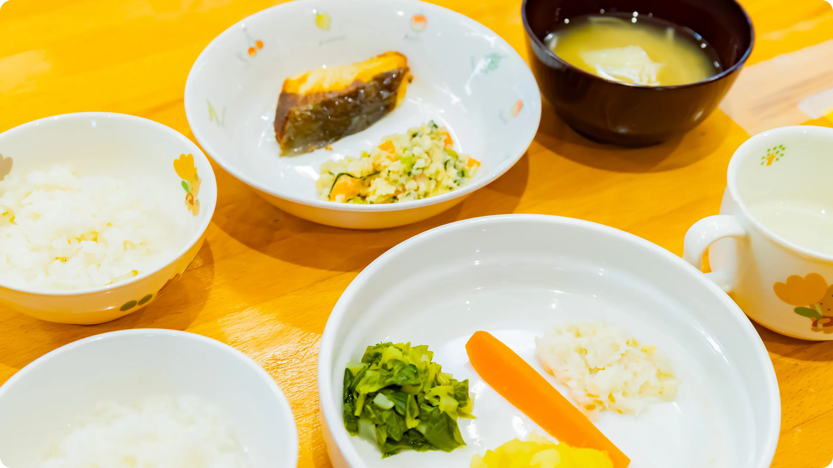 園の給食が食器に盛り付けられた様子