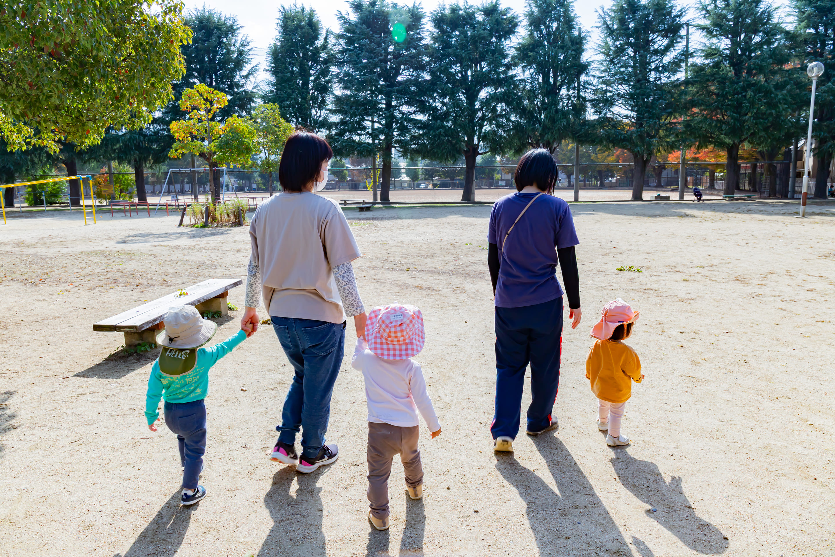 園児と保育士が散歩をしている様子