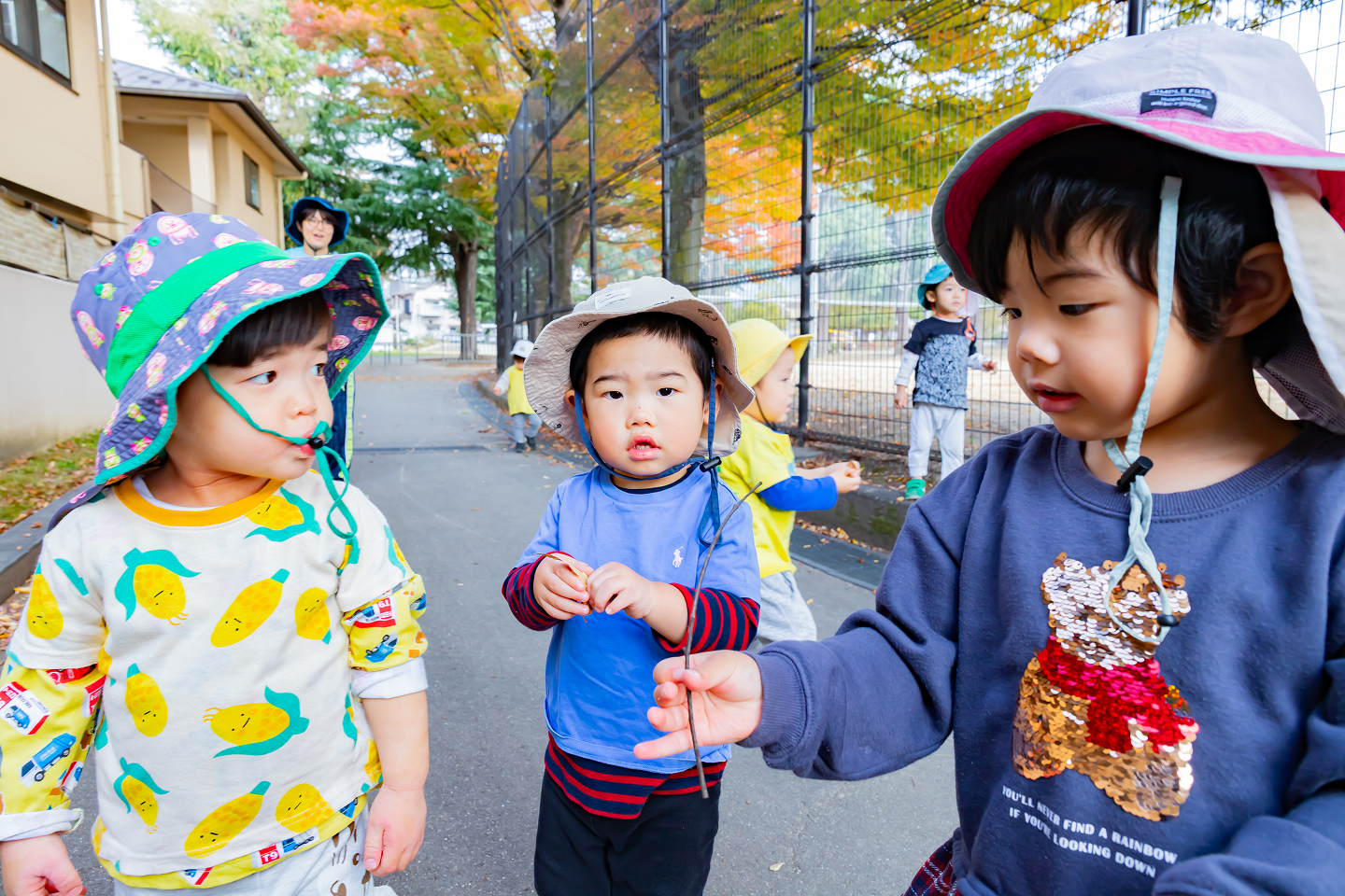 園児が拾った枝で遊んでいる様子