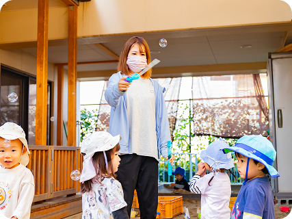 園児がしゃぼんだまで喜ぶ様子