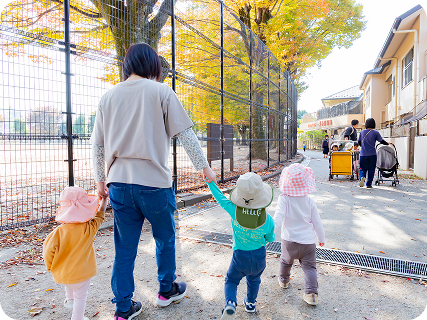 園児と保育士が散歩をしている様子