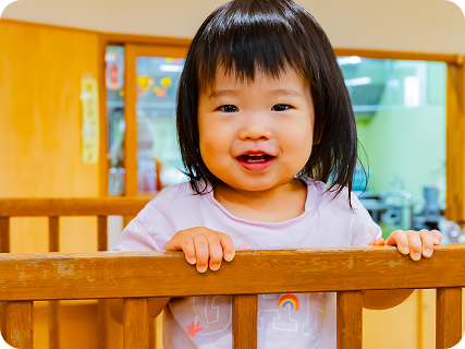 園児がこちらに笑顔を向ける様子