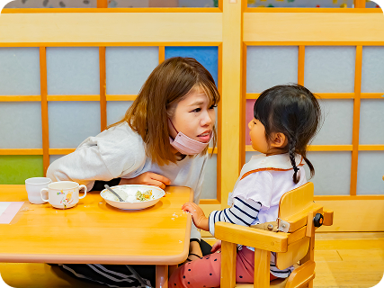 園児がご飯を食べる様子