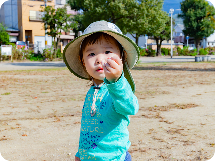 園児が捕まえた何かを見せてくれる様子